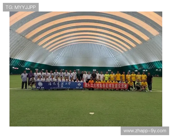 以足球大场景拍摄展现绿茵激情与团队竞技精神的视觉盛宴 以足球大场景拍摄展现绿茵激情与团队竞技精神的视觉盛宴